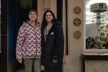 Sabina și Mirela Opreanu, la intrarea în librărie | Foto: Eli Driu / Libertatea
