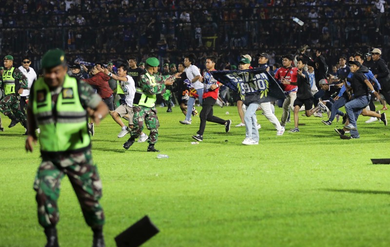 Violențe urmate de o busculadă pe un stadion de fotbal, în Indonezia. Cel puțin 125 de persoane au murit