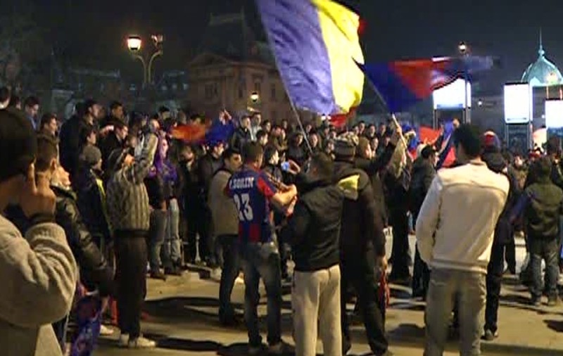SĂRBĂTOAREA STELEI! Sute de fani petrec în Piaţa Universităţii