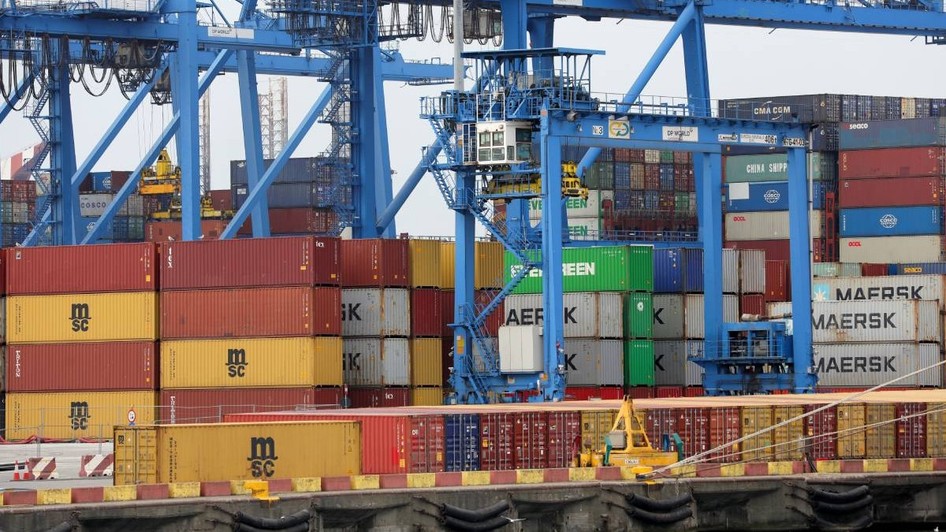 Containere și nave comerciale într-un port, ilustrând schimburile de mărfuri dintre România și Brazilia. Sursă foto: Shutterstock
