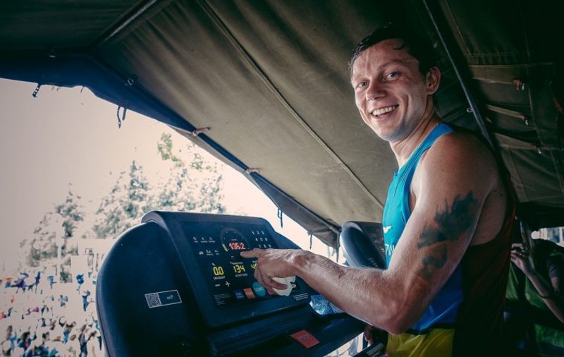 Robert Hajnal, 135 de kilometri pe banda de alergare în 12 ore. Antrenament intens înainte de UTMB