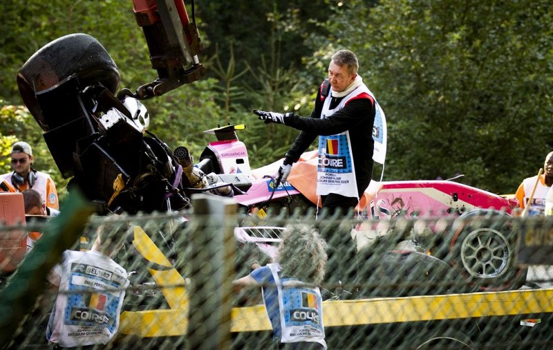 Pilotul de Formula 2 Anthoine Hubert a murit într-un accident teribil, în timpul cursei din Belgia. VIDEO șocant!