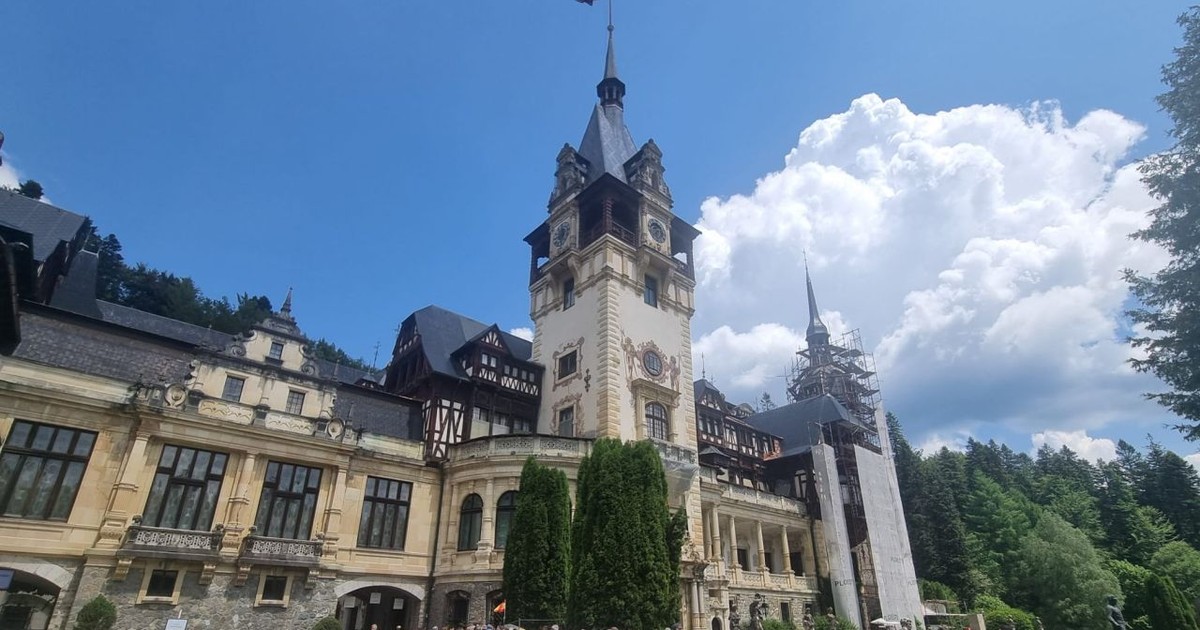 oameni adunați la coadă pentru intrarea în muzeul Peleș