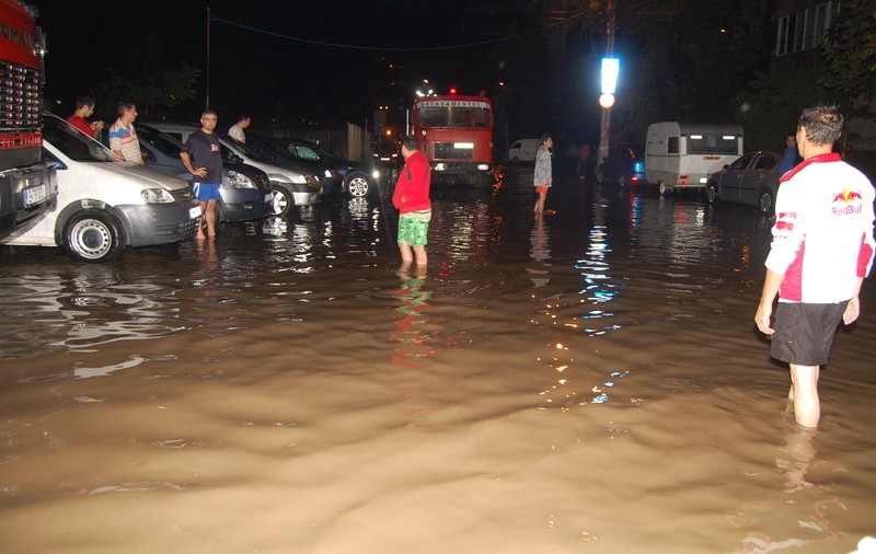 Furtuna a inundat Capitala!