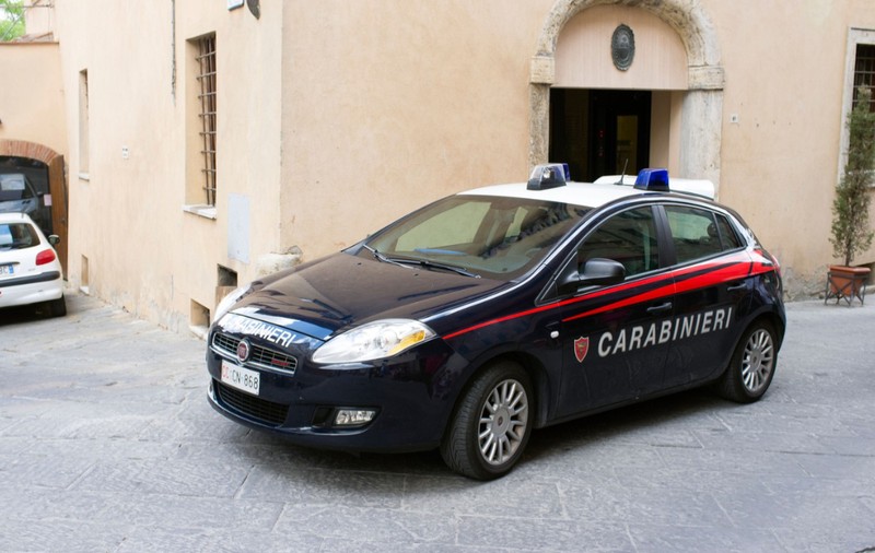 Polițiștii falși care au jefuit o tabără de romi din Italia, de unde au plecat cu ceasuri în valoare de 200.000 de euro, au fost prinși