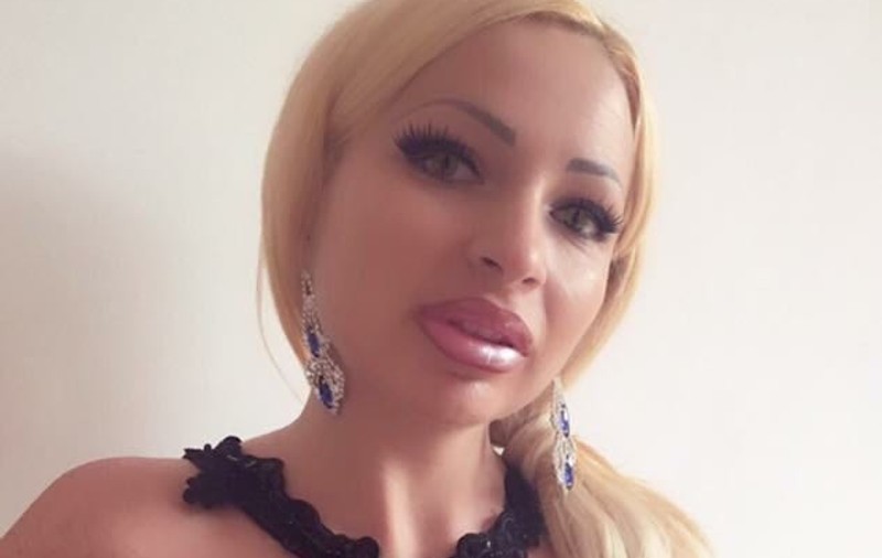 FOTO HOT / Alexandra Burde, cea mai longevivă bombă sexy din showbiz, i-a declarat război păpușii Barbie