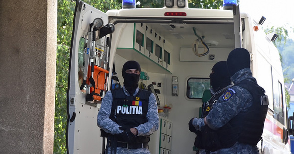 Spitalul din Reșița e păzit de mascați