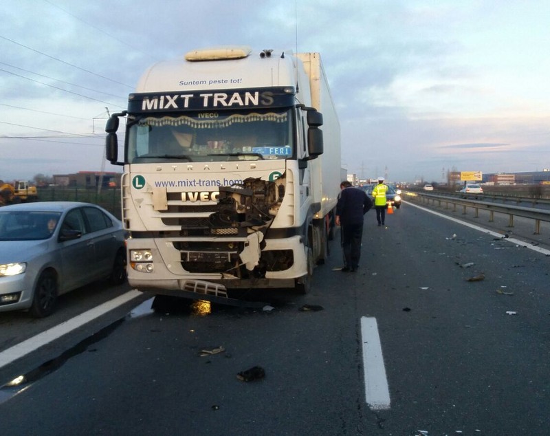 FOTO/ Accident pe A1 între un TIR și două mașini. 11 persoane implicate