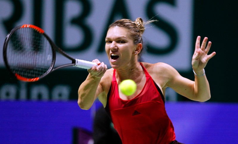 epa06292621 Simona Halep of Romania in action against Elina Svitolina of Ukraine during their round robin match of the BNP Paribas WTA Tour Finals 2017 tennis tournament at the Indoor Stadium in Singapore, 27 October 2017. EPA-EFE/WALLACE WOON