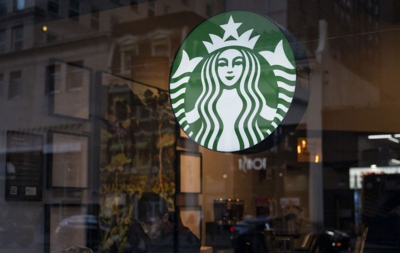Salariu de 96 de milioane de euro în 4 luni pentru noul CEO de la Starbucks, angajat în septembrie 2024