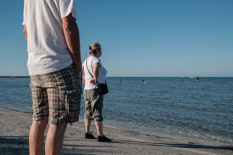 Maria și Dorel pe plaja din Frederikshavn, Danemarca