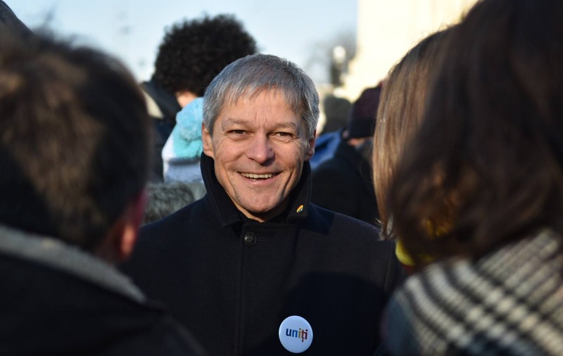 Strategii pentru europarlamentare: Se conturează o alianţă PLUS-USR. Liberalii spun că nu îi afectează intrarea lui Cioloş în cursa electorală