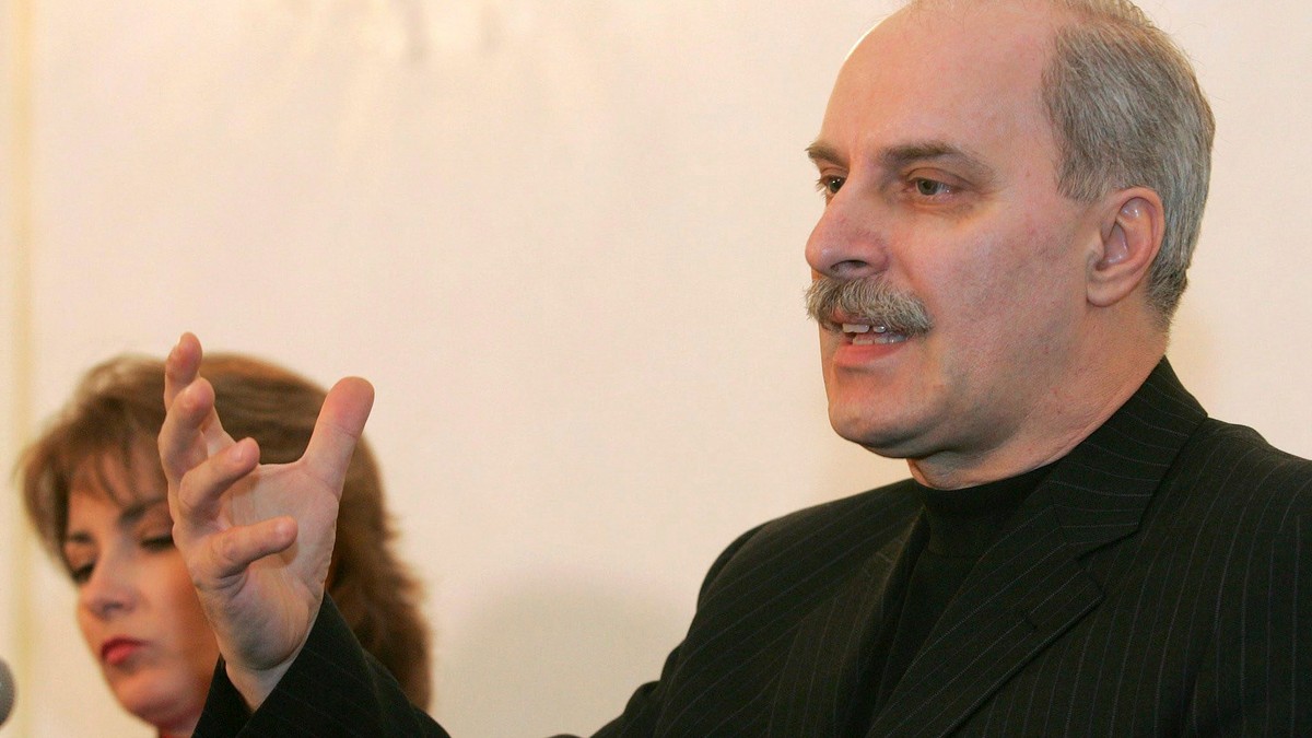 Octavian Bellu răspunde întrebărilor jurnaliştilor, în cadrul unei conferinţe de presă. (FOTO: EPA)