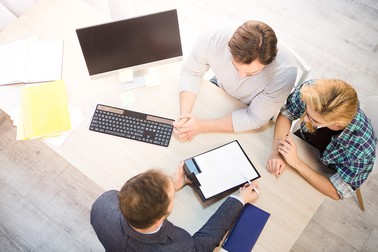 Clienții trebuie să facă o cerere de suspendare a ratelor la bancă, fie în format fizic, fie prin e-mail, fie prin telefon. Foto: Shutterstock