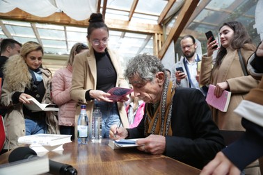 Aproximativ 200 de persoane au stat la coadă pentru a obține autograful lui Gabor Maté