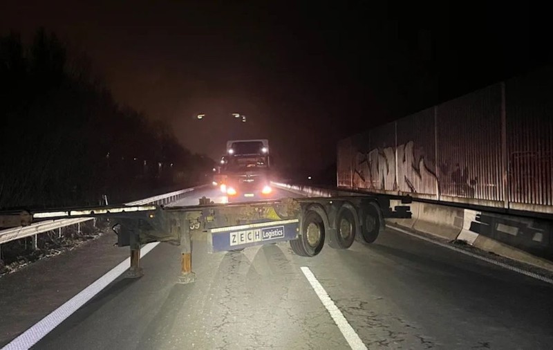 Un șofer de 64 de ani a fost la câteva secunde de moarte după ce un TIR a blocat intenționat toate benzile unei autostrăzi din Germania 