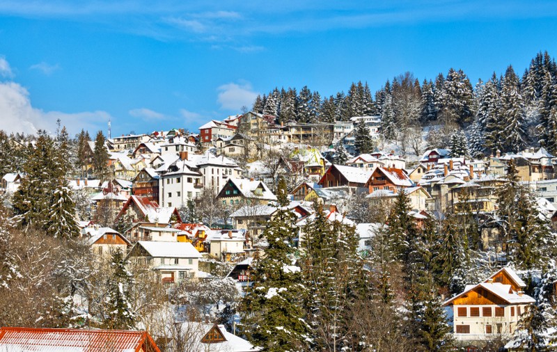 Oraşele din România care au introdus taxe pentru turişti din 2026. Câți bani plătesc vizitatorii în Brașov, Constanța, Oradea, Sibiu și București