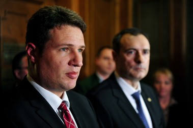 Georgian Pop (stânga) și Florian Coldea (dreapta) fac declarații după ședința comisiei comune permanente a Parlamentului pentru exercitarea controlului asupra activității SRI, 9 februarie 2015 | Foto: Agerpres
