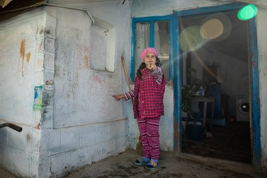 Iulica se joacă de-a învăţătoarea cu mama şi cu mătuşa ei