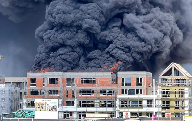 VIDEO | Incendiu masiv în nordul Capitalei, în zona Pipera. Un bloc în construcții, cuprins de flăcări