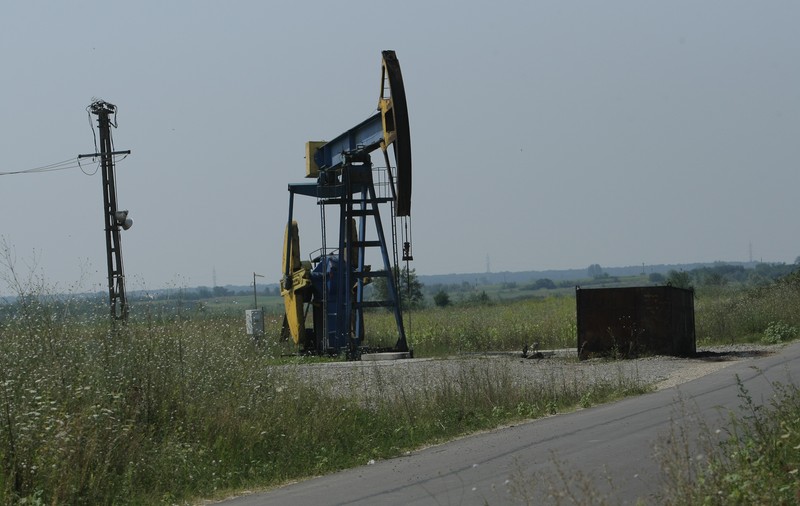 EXCLUSIV. Războiul ţiţeiului: statul a ieftinit benzina, dar producătorii vor petrol mai scump