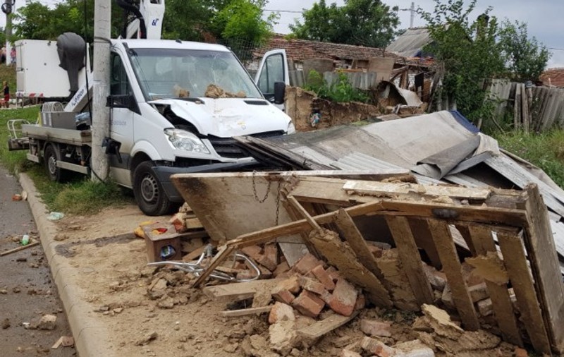 O autoutilitară a Enel Distribuție a dărâmat o locuință din chirpici improvizată, la Arad. O femeie a fost rănită