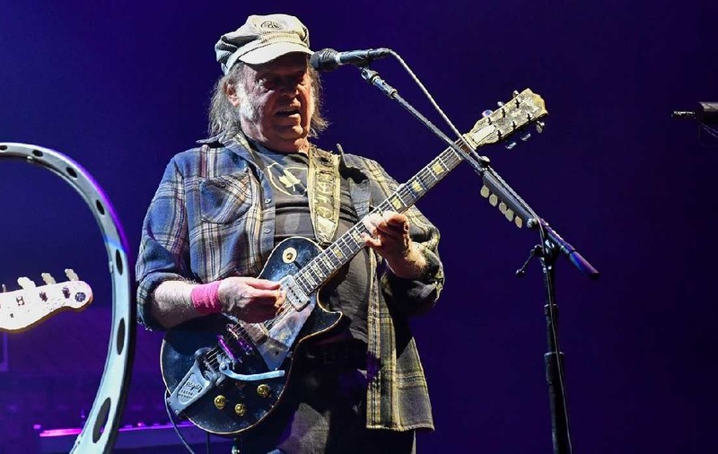 Neil Young îl atacă pe Donald Trump într-o nouă melodie, intitulată „Big Crime”: „Să nu le mai dăm bani miliardarilor fasciști”