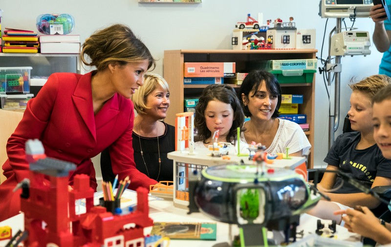 FOTO | Melania Trump a vizitat un spital de copii din Paris. Prima Doamnă a SUA a vorbit și în franceză