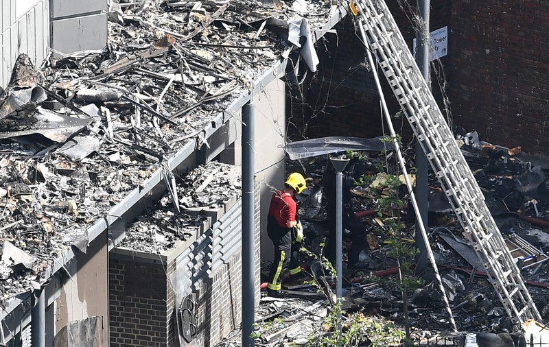 FOTO | Mobilizare impresionantă în Londra în urma incendiului de la Grenfell Tower
