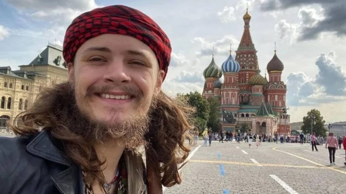 Poză cu fiul spionului american care a murit luptând în armata rusă, în timpul războiului din Ucraina. Acesta s-a fotografiat în Piața Roșie din Moscova