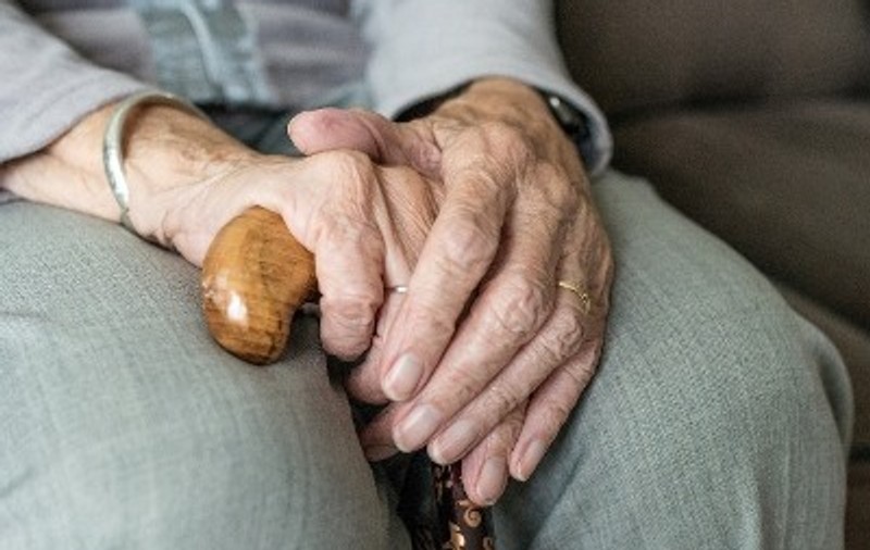 Două românce angajate la un azil din Italia l-au murdărit pe un bătrân de 94 de ani cu fecale pe față!