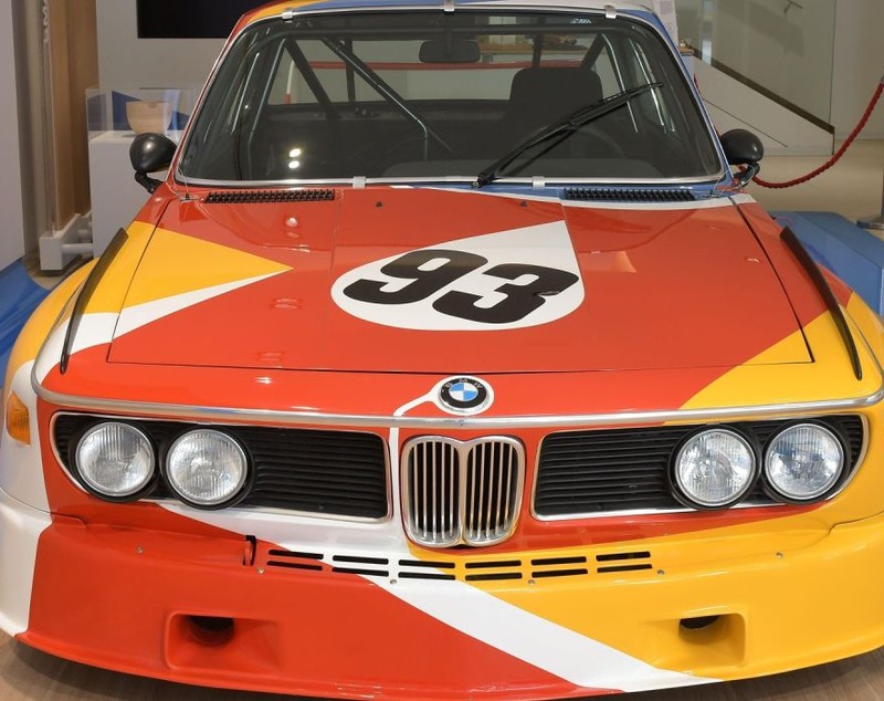BMW Art Car 3.0 CSL, creat de Alexander Calder în 1975, a ajuns la București. „Batmobilul” a participat la Cursa de 24 de ore de la Le Mans