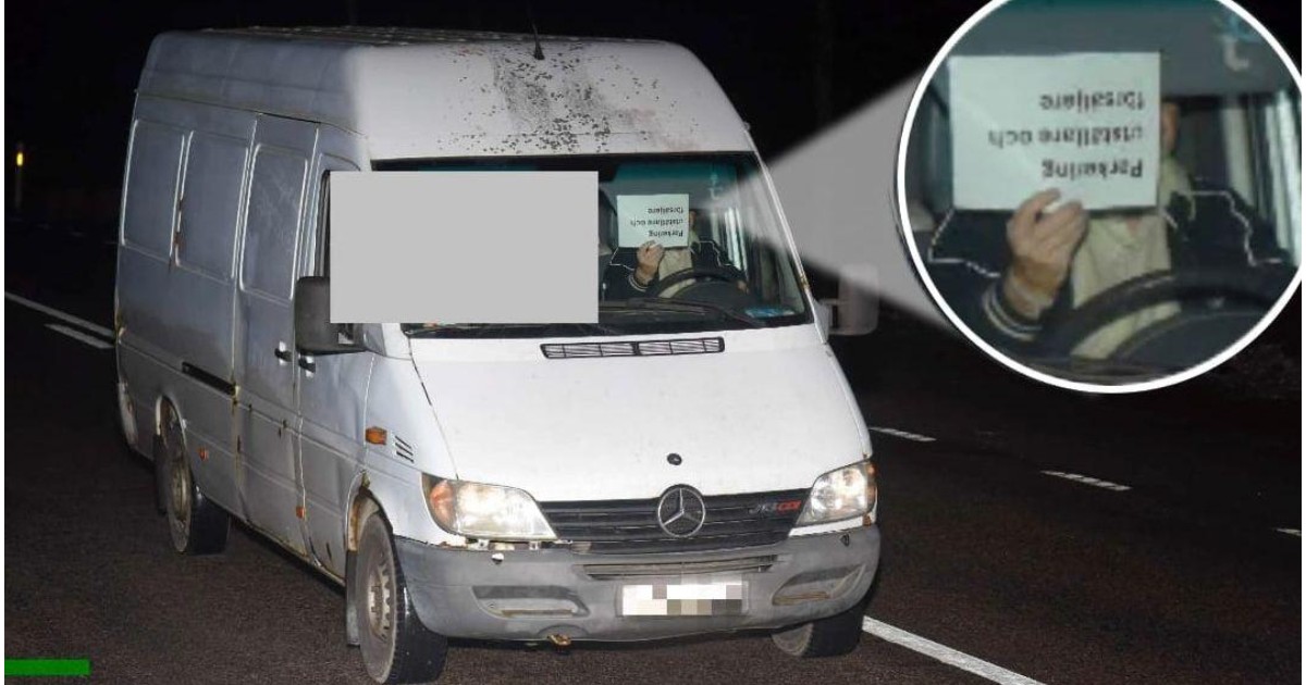 În imagine apare o furgonetă albă Mercedes-Benz pe șosea, în care pasagerul are fața acoperită de un dreptunghi gri, iar șoferul își ascunde chipul în fața radarului cu o foaie de hârtie.