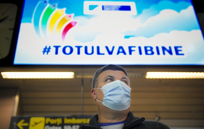 Măștile de protecție nu vor mai fi obligatorii în timpul călătoriilor cu avionul. Când se renunță la ele