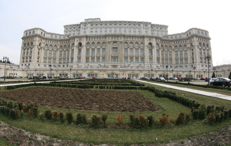 Achizițiile Parlamentului: Deputații cumpără abonamente de telefon, Senatul, un sistem mobil de sonorizare şi drapele
