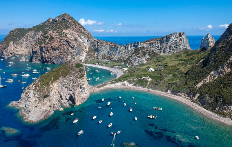 Insula din Italia care a devenit un paradis pentru că nu are străzi, orașe, semnal pentru telefon și turiști