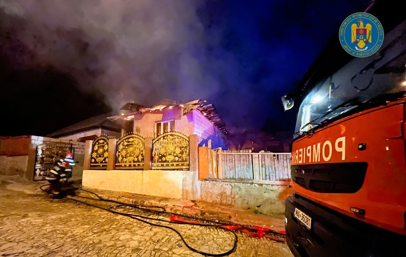 Două case, mistuite de flăcări și alte două grav afectate, după ce focul a fost pus intenționat, la Babadag. Pompierii au stins incendiul după patru ore