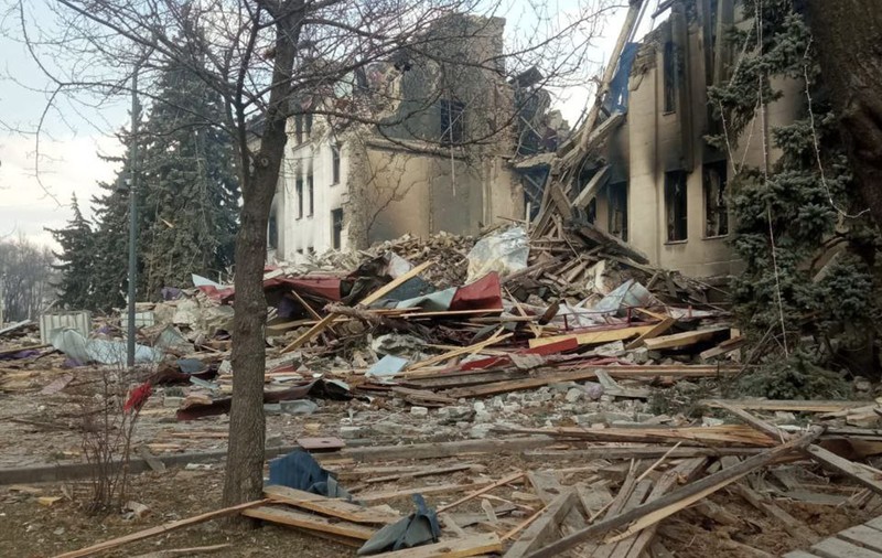 Zelenski, la doi ani de la bombardarea teatrului din Mariupol, care a dus la moartea a sute de civili: „Fiecare ucigaș rus trebuie tras la răspundere”