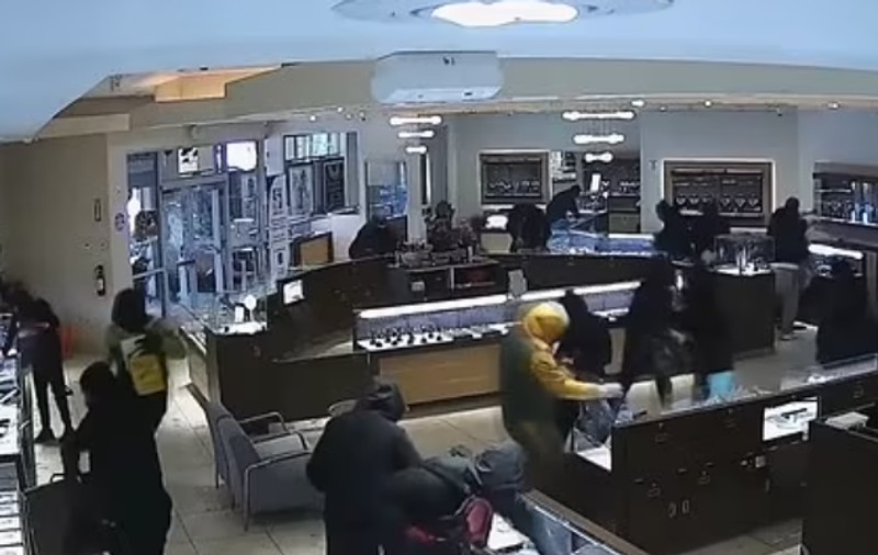 Jaf în 141 de secunde. O bandă de 20 de hoți golește un magazin de bijuterii din California | VIDEO
