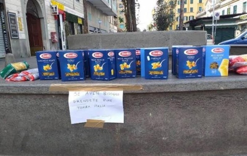 Imagini copleșitoare din Italia. Oamenii lasă alimente pe stradă pentru cei nevoiași