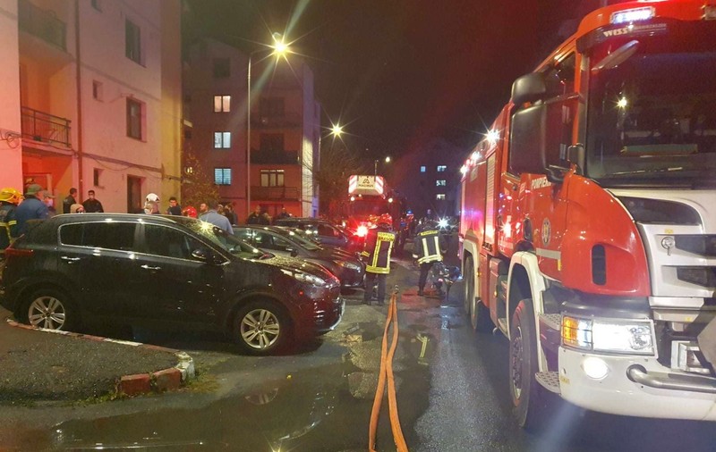 Zeci de locatari ai unui bloc din Săcele, evacuaţi în urma unui incendiu. „Opt persoane au suferit atac de panică”