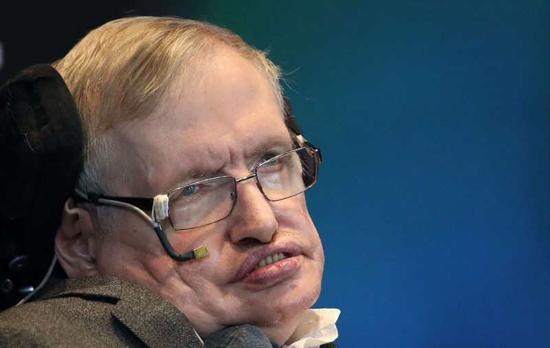 Celebrul fizician Stephen Hawking, fotografiat pe insula lui Epstein alături de mai multe tinere îmbrăcate sumar: „Au apărut din senin”