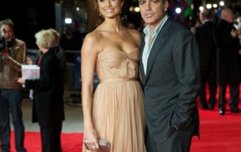 Foto | Iubita lui George Clooney a strălucit pe covorul roşu într-o rochie creată de o româncă