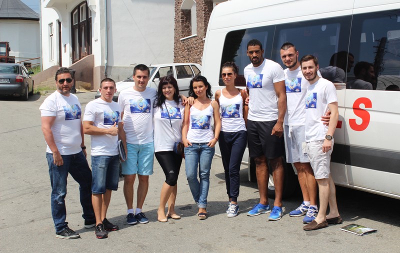 Luptătorii Superkombat au împărţit materiale de construcţii şi ajutoare sinistraţilor din Vaideeni