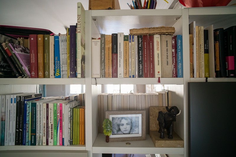 Detaliu din biblioteca Oanei în casa din Peligros, Spania