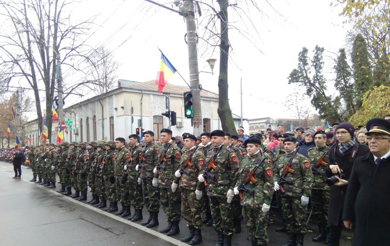 Buzoienii, dezamăgiți că militarii nu au mai defilat cu tehnica din dotare| FOTO/VIDEO