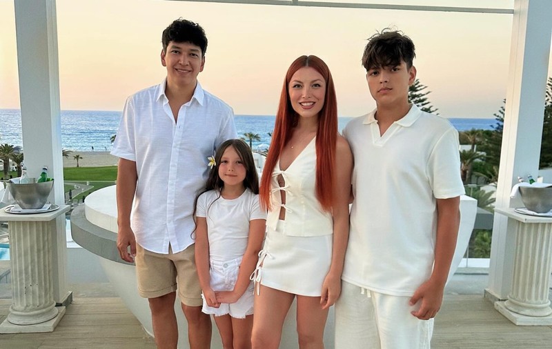 Imagini cu Elena Gheorghe în costum de baie la 39 de ani. Cântăreața, care e mamă a doi copii, nu are nicio operație estetică