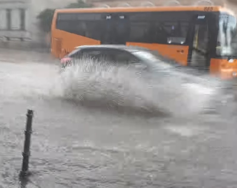 Inundații în Brașov după ploile torențiale. Traficul feroviar, blocat de un copac doborât de furtună / FOTO&VIDEO