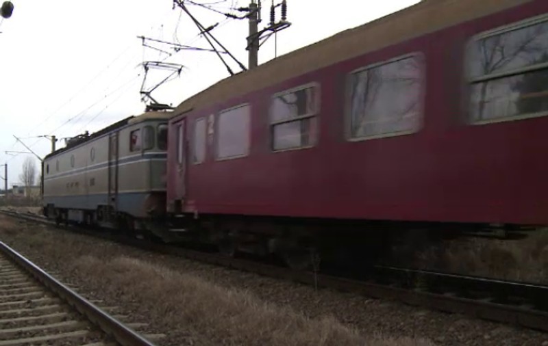 O maşină a fost lovită de tren, la trecerea la nivel cu calea ferată. Șoferul a fugit de la locul accidentului