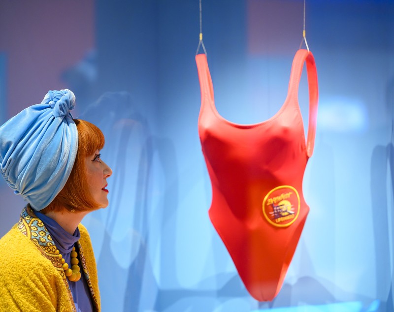 Celebrul costum de baie al Pamelei Anderson din „Baywatch” a fost expus la Londra: „E piesa centrală”